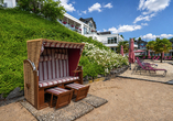 Nehmen Sie in dem Strandkorb oder auf den gemütlichen Sonnenliegen in der Gartenanlage platz.