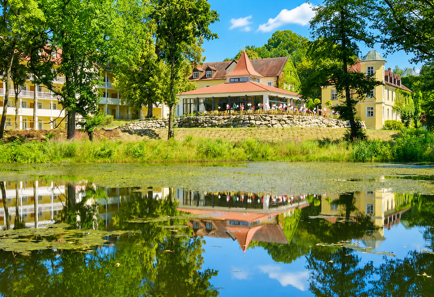 Das Schlosshotel empfängt Sie inmitten einer idyllischen Naturlandschaft.