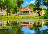 Das Schlosshotel empfängt Sie inmitten einer idyllischen Naturlandschaft.