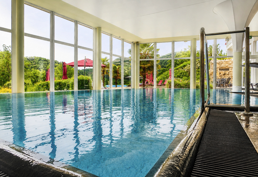 Das Hallenbad mit Panoramablick über die Außenanlage des Moselstern Parkhotels Krähennest ins Moseltal.