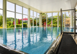 Das Hallenbad mit Panoramablick über die Außenanlage des Moselstern Parkhotels Krähennest ins Moseltal.
