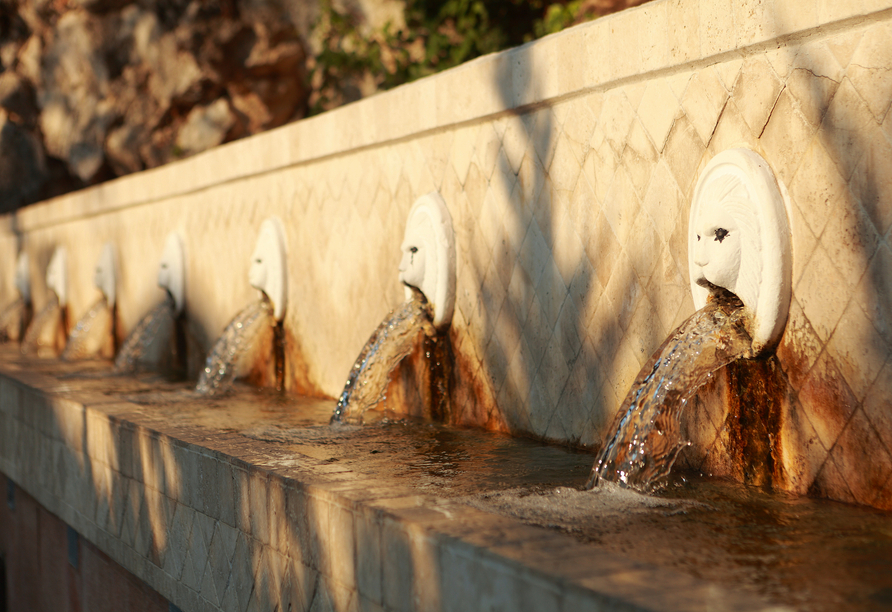 In Spili sehen Sie den bekannten Löwenkopf-Brunnen, dessen 25 Wasserspeier zu den besonderen Wahrzeichen des Ortes zählen.