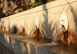 In Spili sehen Sie den bekannten Löwenkopf-Brunnen, dessen 25 Wasserspeier zu den besonderen Wahrzeichen des Ortes zählen.