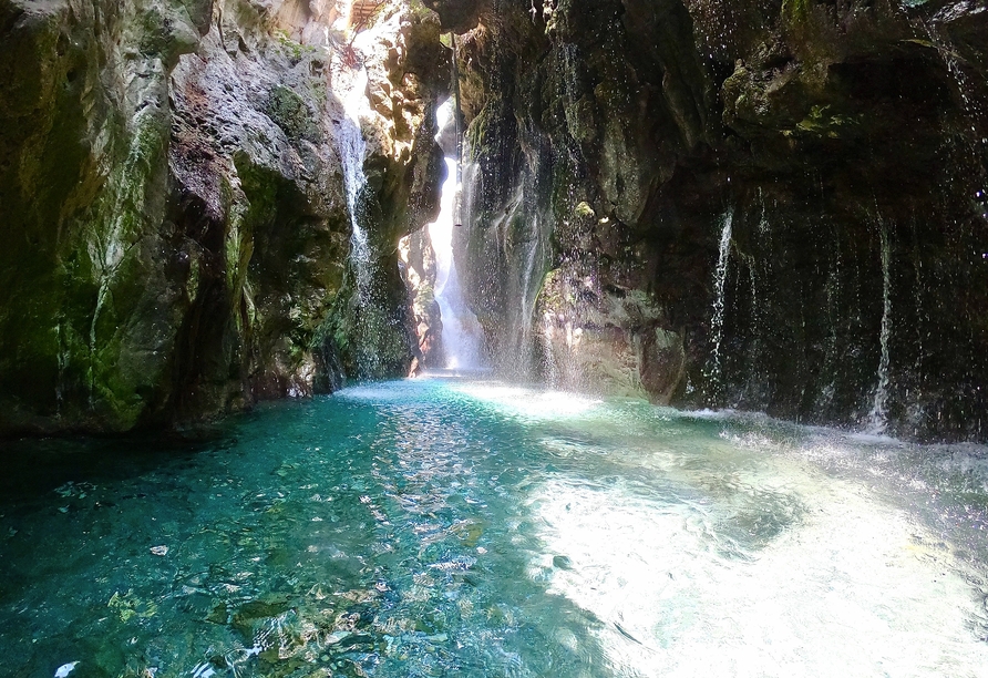 Lassen Sie sich von den Wasserfällen der Kourtaliotiko-Schlucht verzaubern.