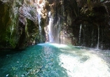Lassen Sie sich von den Wasserfällen der Kourtaliotiko-Schlucht verzaubern.