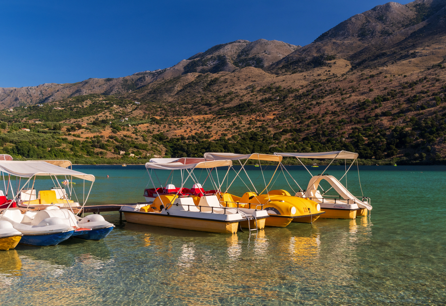 Der Kournas-See lässt sich auch auf dem Wasser erleben, auf einem Tretboot.