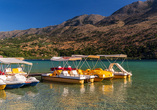 Der Kournas-See lässt sich auch auf dem Wasser erleben, auf einem Tretboot.