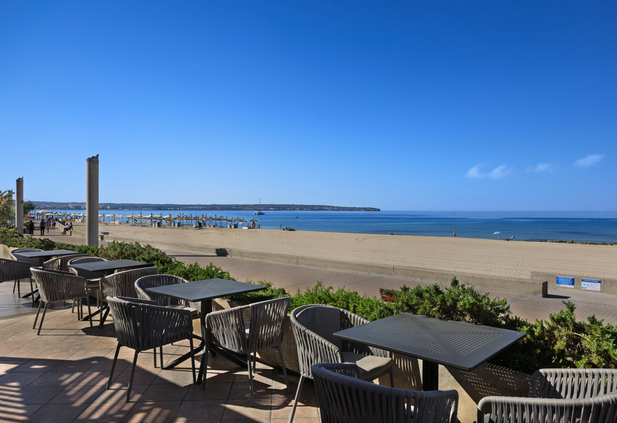 Die Hotelterrasse mit Blick auf Strand und Meer