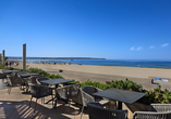 Die Hotelterrasse mit Blick auf Strand und Meer
