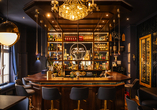 Die Bar lädt zu entspannten Abenden im Retro-Style ein.