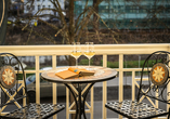 Der Balkon lädt zu entspannten Momenten an der frischen Luft ein.