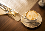 Das Café lädt zu einer gemütlichen Auszeit bei Kaffee und Kuchen ein.