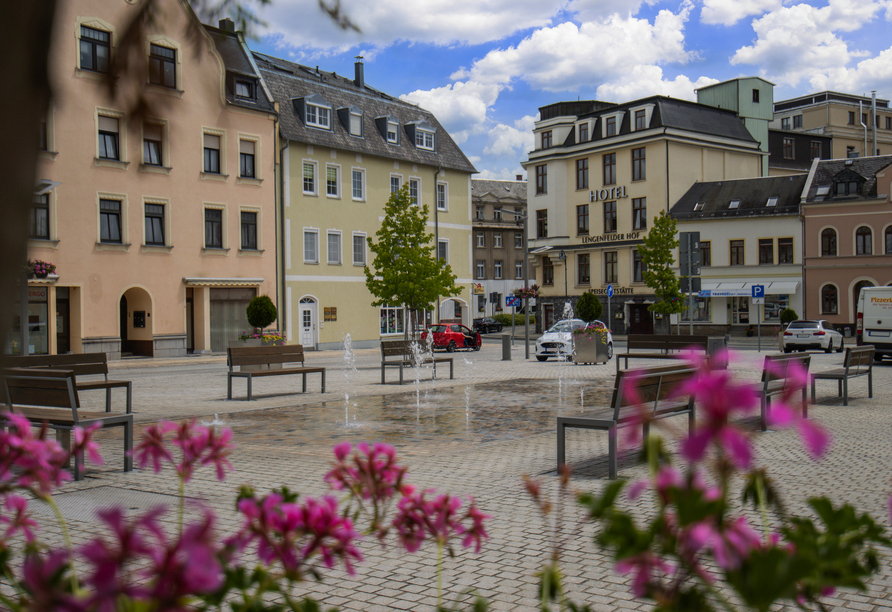 Der kleine Marktplatz direkt vor Ihrem Hotel
