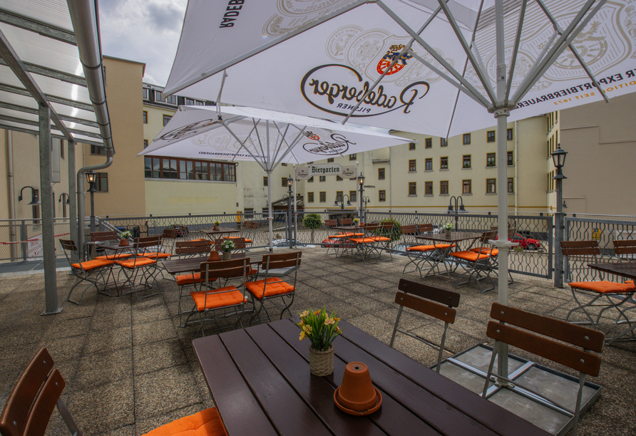 Die Terrasse versprüht Biergarten-Flair.