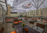 Die Terrasse versprüht Biergarten-Flair.
