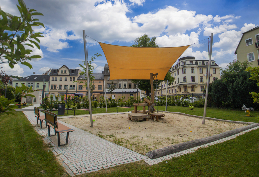 Ein Spielplatz befindet sich in direkter Nachbarschaft Ihres Hotels. 