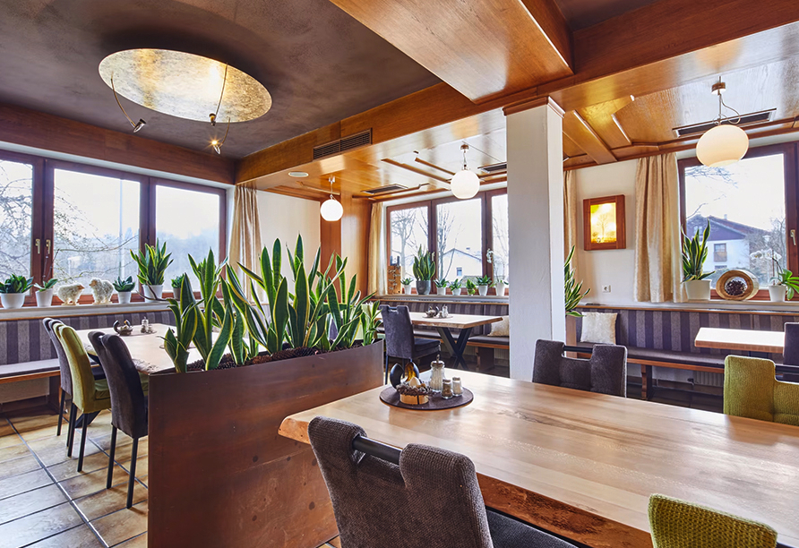 Das Restaurant verwöhnt Sie mit regionalen und internationalen Köstlichkeiten.