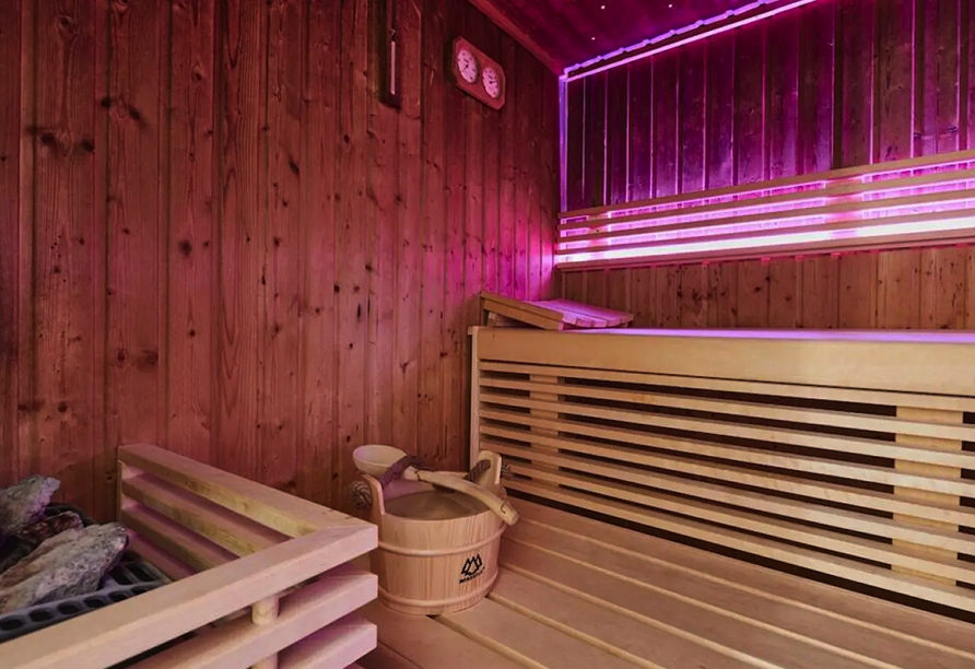 Die Sauna lädt zu wohltuenden Momenten und angenehmer Wärme ein.