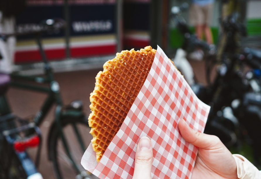 Probieren Sie die typisch niederländische Spezialität Stroopwafels.
