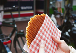 Probieren Sie die typisch niederländische Spezialität Stroopwafels.