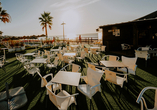 Starten Sie entspannt in den Tag und genießen Sie den Sonnenaufgang auf der Terrasse des Hotels.