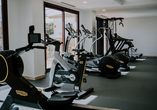 Powern Sie sich im Fitnessraum aus.