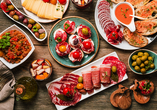 Kommen Sie in den Genuss köstlicher Tapas.