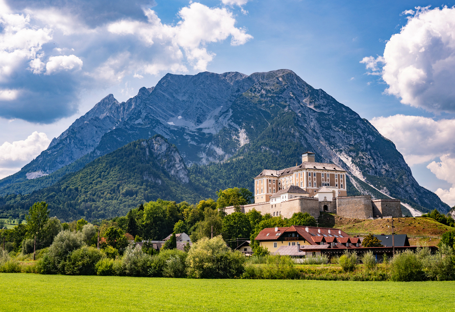 Das beeindruckende Schloss Trautenfels begeistert mit seiner einzigartigen Lage vor der Bergkulisse.