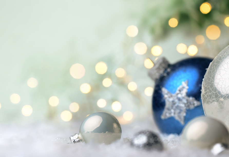 Festliche Weihnachtsdekoration sorgt für stimmungsvolle Momente.