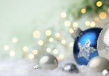 Festliche Weihnachtsdekoration sorgt für stimmungsvolle Momente.