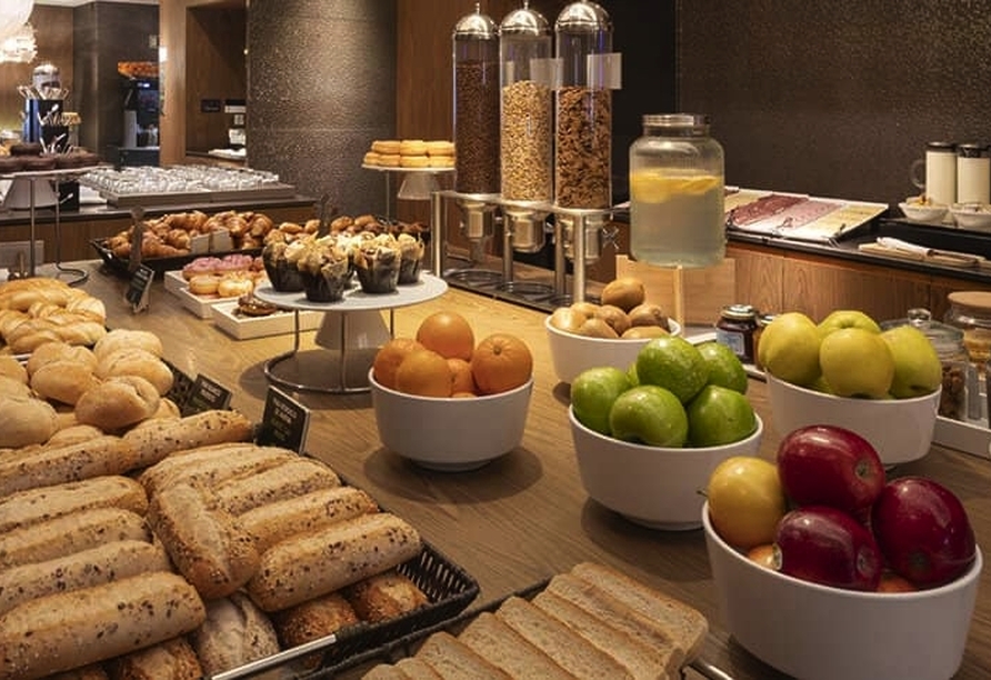 Das Frühstücksbuffet sorgt dafür, dass Sie gestärkt in den Tag starten.