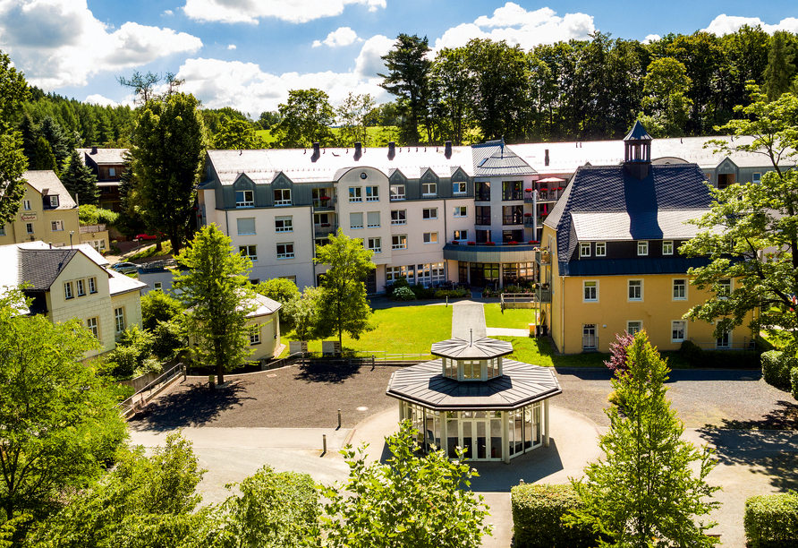Das Gesundheitsresort begeistert mit seinem eleganten Ambiente und dem historischen Trinkpavillon.