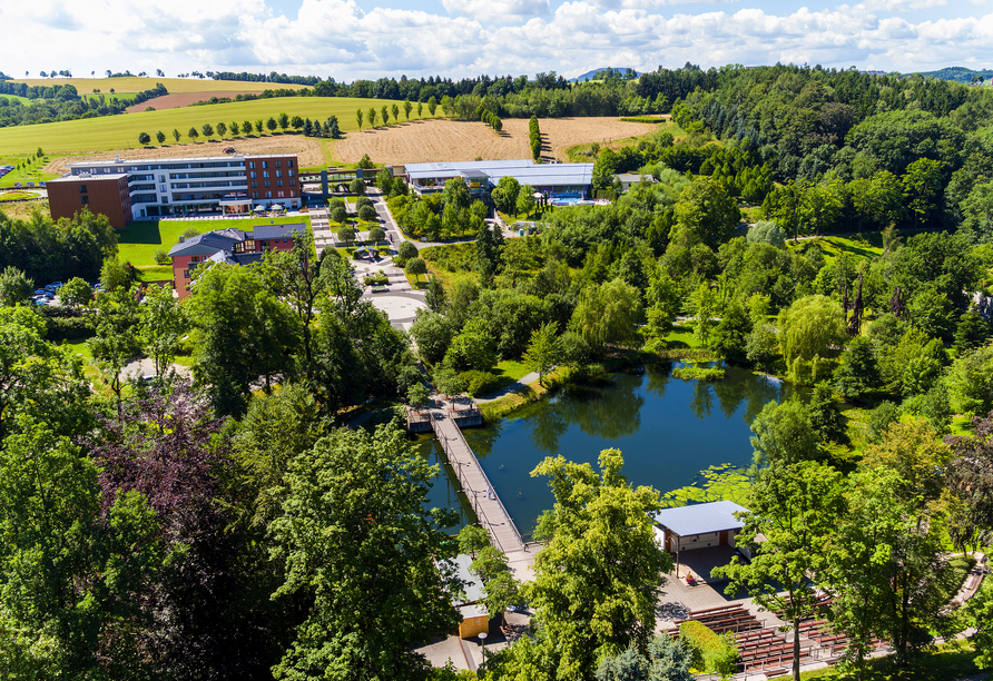 Der Kurparksee lädt zu entspannten Spaziergängen in idyllischer Umgebung ein.