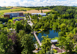 Der Kurparksee lädt zu entspannten Spaziergängen in idyllischer Umgebung ein.