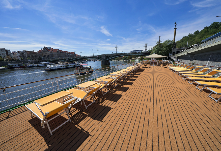 Genießen Sie die vorbeiziehende Landschaft auf dem Sonnendeck.