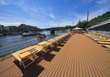 Genießen Sie die vorbeiziehende Landschaft auf dem Sonnendeck.