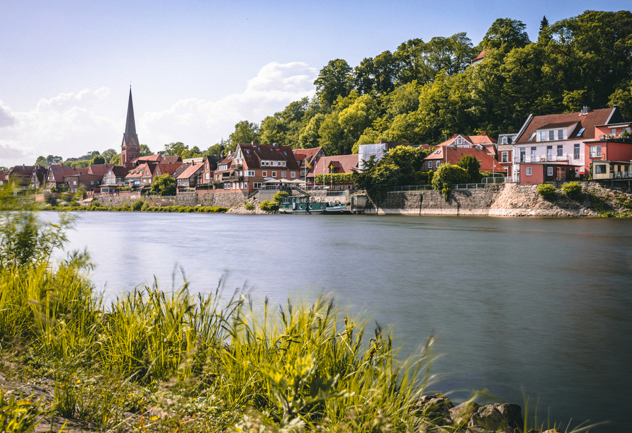 Lauenburg an der Elbe steht mit seinen bunten Fachwerkhäusern und dem Elbufer für norddeutsche Romantik.