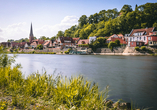 Lauenburg an der Elbe steht mit seinen bunten Fachwerkhäusern und dem Elbufer für norddeutsche Romantik.