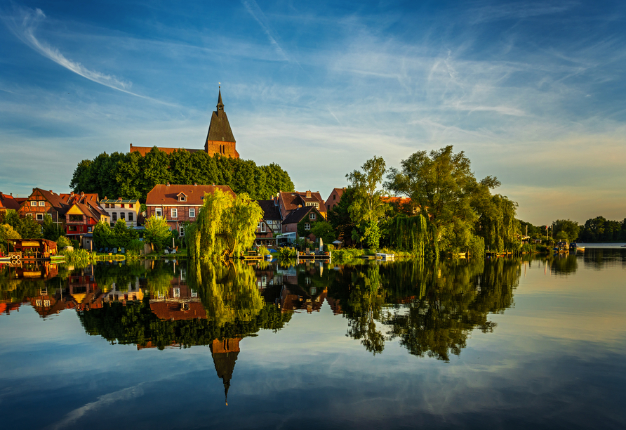 Lassen Sie sich von Mölln mit der historischen Altstadt und der St.-Nicolai-Kirche begeistern.