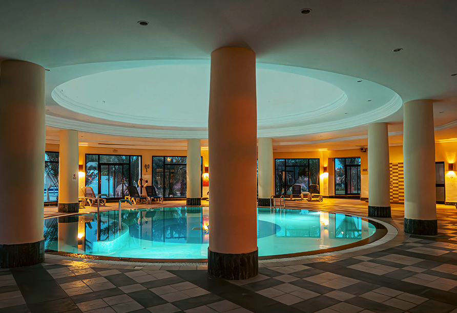 Im stimmungsvollen Hallenbad können Sie dem Alltag entfliehen.