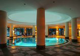 Im stimmungsvollen Hallenbad können Sie dem Alltag entfliehen.