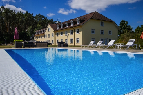Freuen Sie sich auf eine Abkühlung im Außenpool.