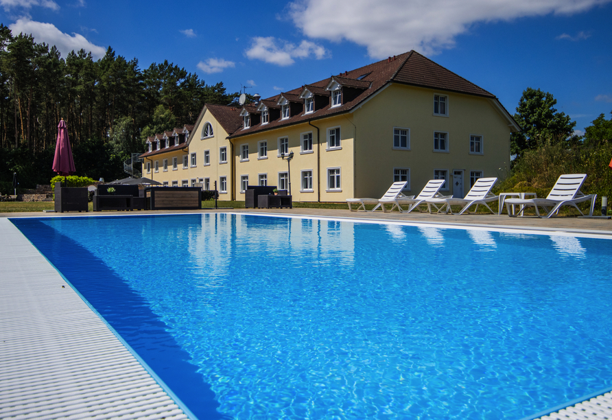 Freuen Sie sich auf eine Abkühlung im Außenpool.