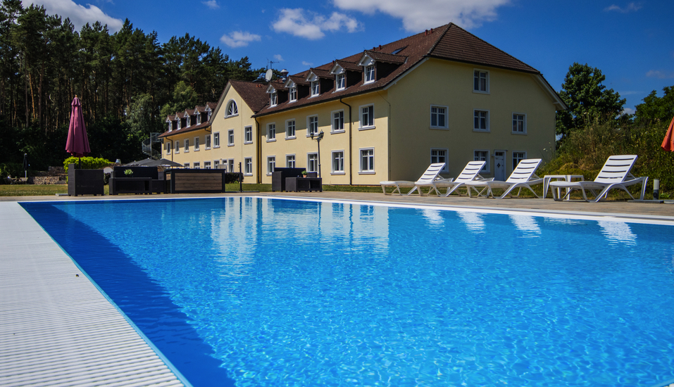 Freuen Sie sich auf eine Abkühlung im Außenpool.