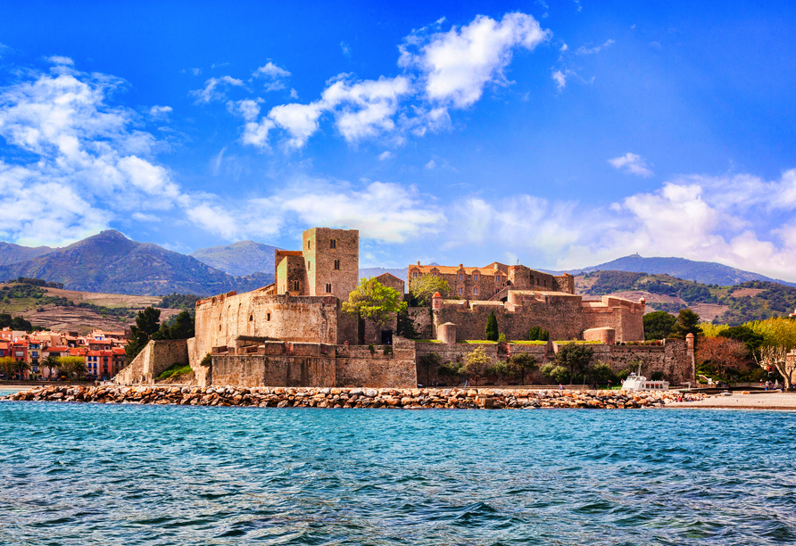Das Schloss von Collioure prägt eindrucksvoll das historische Küstenpanorama.