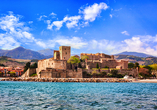 Das Schloss von Collioure prägt eindrucksvoll das historische Küstenpanorama.