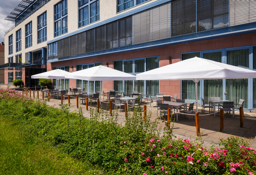 Die gemütliche Terrasse des Hotels lädt zum Verweilen ein.