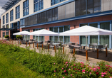 Die gemütliche Terrasse des Hotels lädt zum Verweilen ein.