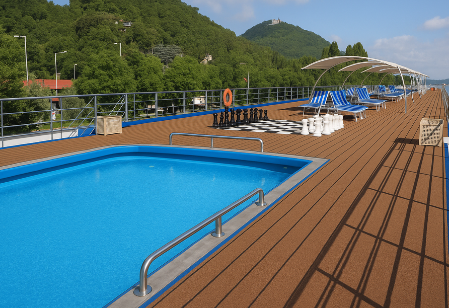 Entspannen Sie auf dem großzügigen Sonnendeck an Bord von COMPASS CARA.