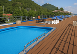 Entspannen Sie auf dem großzügigen Sonnendeck an Bord von COMPASS CARA.